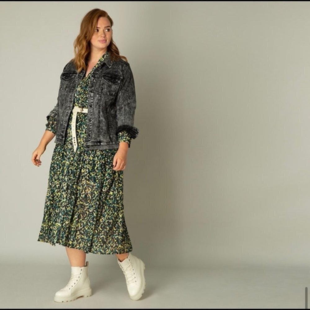 * NEW Yest Jacquard Print Jersey Long Sleeved Button Front V Neck Dress Size 6